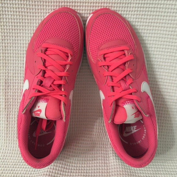Nike Air Max Excee Hyper Pink Womens Size 7 - Picture 3 of 8
